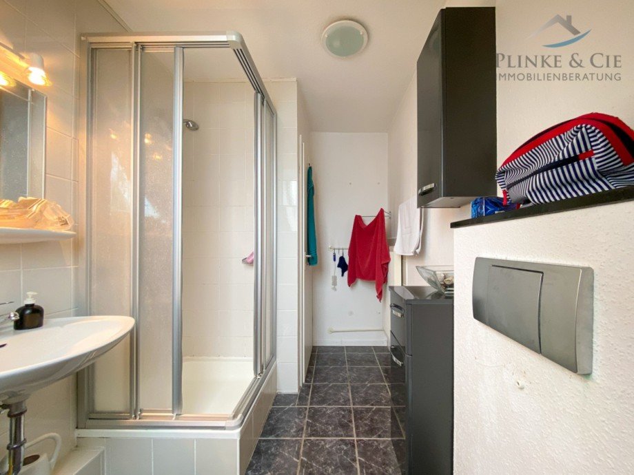 Duschbad im DG en-suite Reihenendhaus Neum�nster / Eichhof
