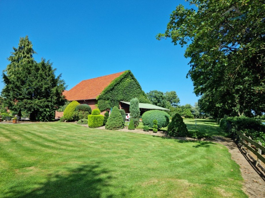 Garten Blick zur Scheune Einfamilienhaus Pollhagen