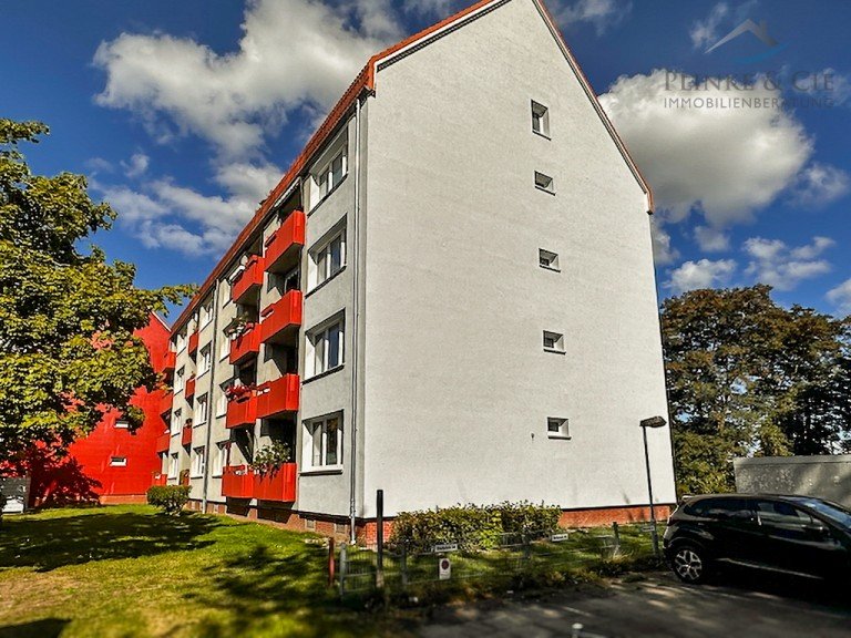 Seitenansicht Stra�e Bad Schwartau Erdgeschosswohnung +++ gepflegte und vermietete EG-Wohnung +++ 3-Zimmer mit Balkon in ruhiger Wohnlage