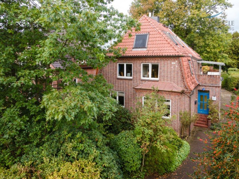 Au�enansicht mit Auffahrt Bad Bramstedt Zweifamilienhaus +++ Haus der M�glichkeiten +++ Mehrgenerationen- wohnen und/oder Arbeiten- mitten im Leben