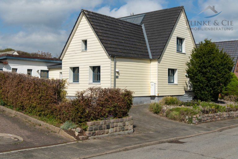 Au�enansicht Stra�e Laboe Einfamilienhaus +++ schmuckes Haus in Hafenn�he +++energetisch und bautechnisch saniert | in ruhiger Wohnlage