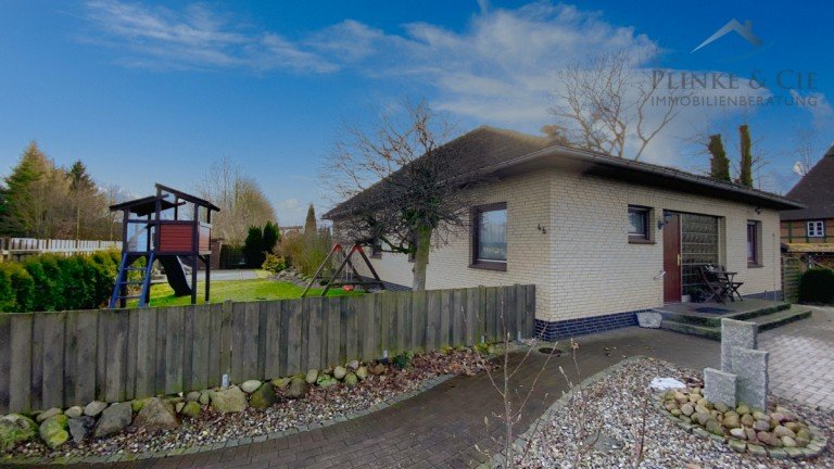 Aussenansicht Auffahrt Wiemersdorf Einfamilienhaus modernisierter Familienbungalow mit gro�em Grundst�ck ||�zwischen NMS und Bad Bramstedt